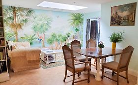 Spacious Refurbished Flat With A Garden Near Tube, Train, Thames And The City Center